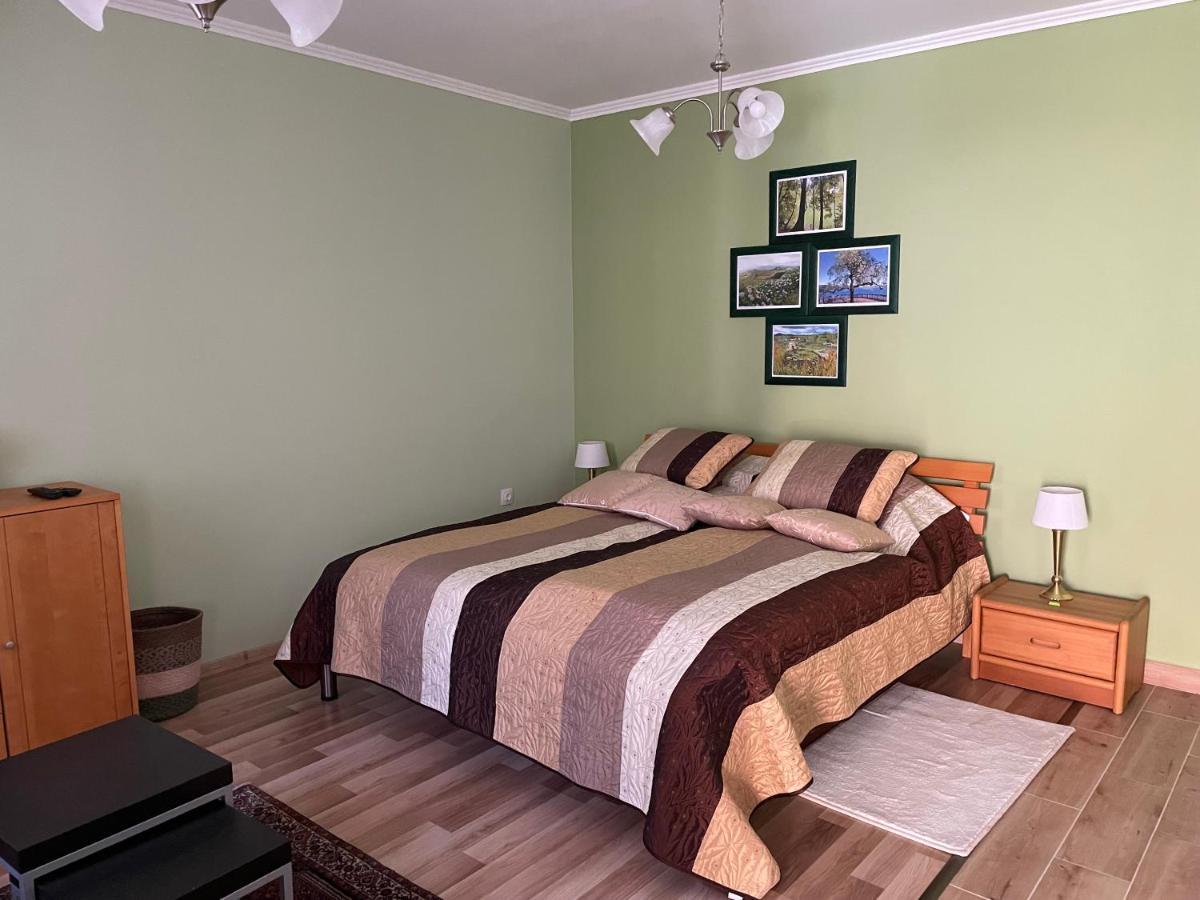 Csalogany Vendeghaz Apartment เซเรนช์ ภายนอก รูปภาพ