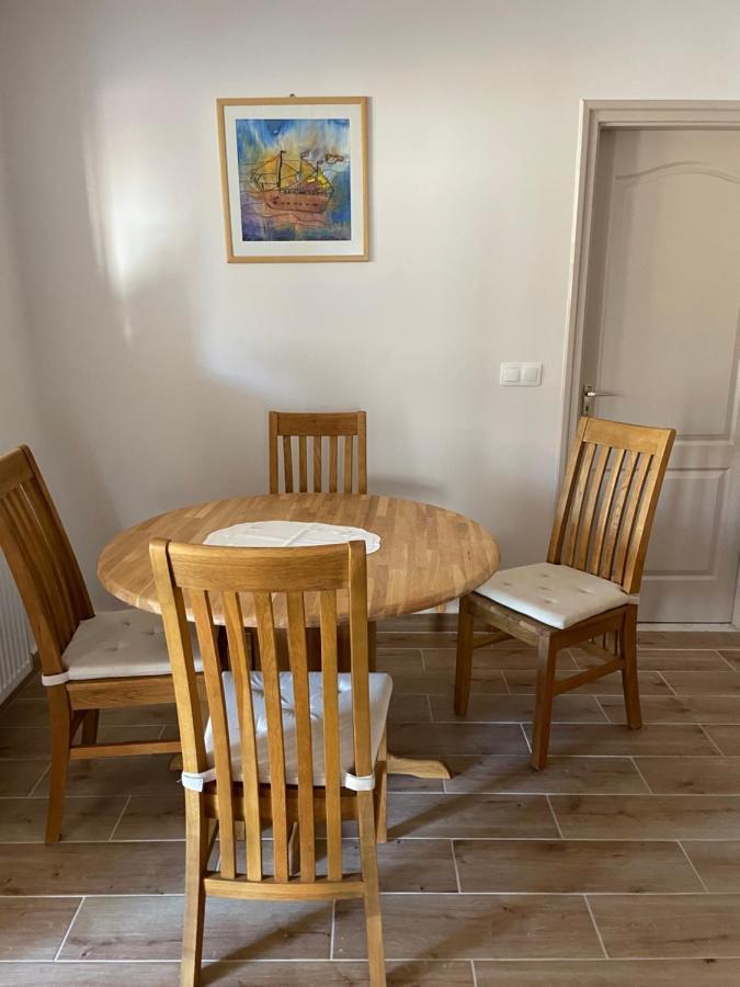 Csalogany Vendeghaz Apartment เซเรนช์ ภายนอก รูปภาพ