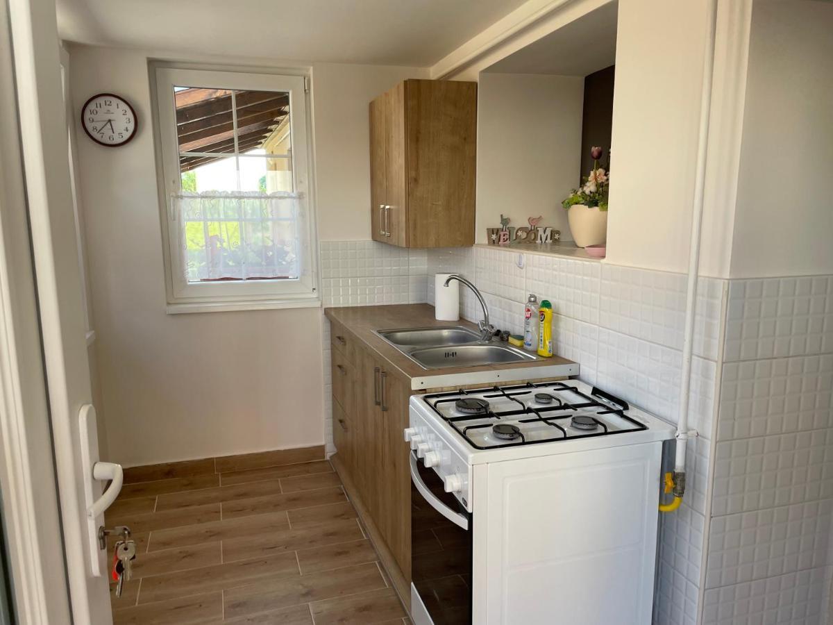Csalogany Vendeghaz Apartment เซเรนช์ ภายนอก รูปภาพ